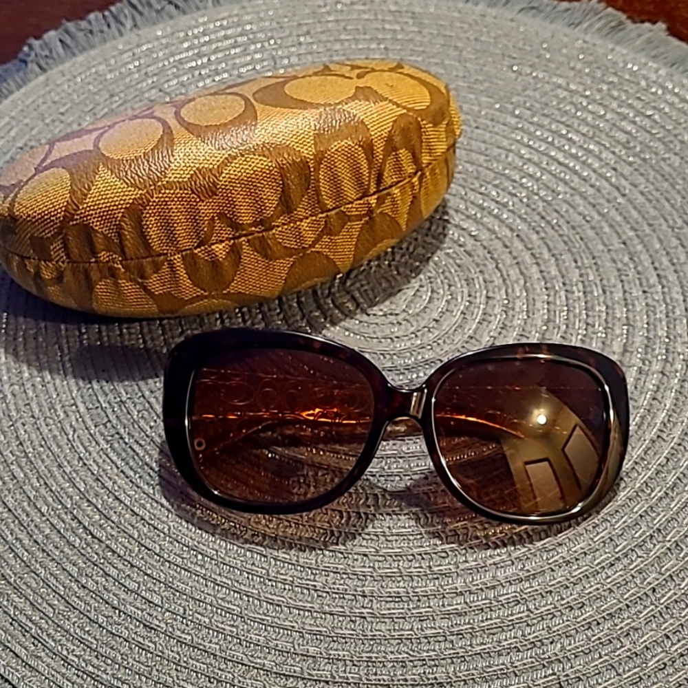 Coach HC 8076 L067 Laurin dark tortoise brown gradient sunglasses with clam case